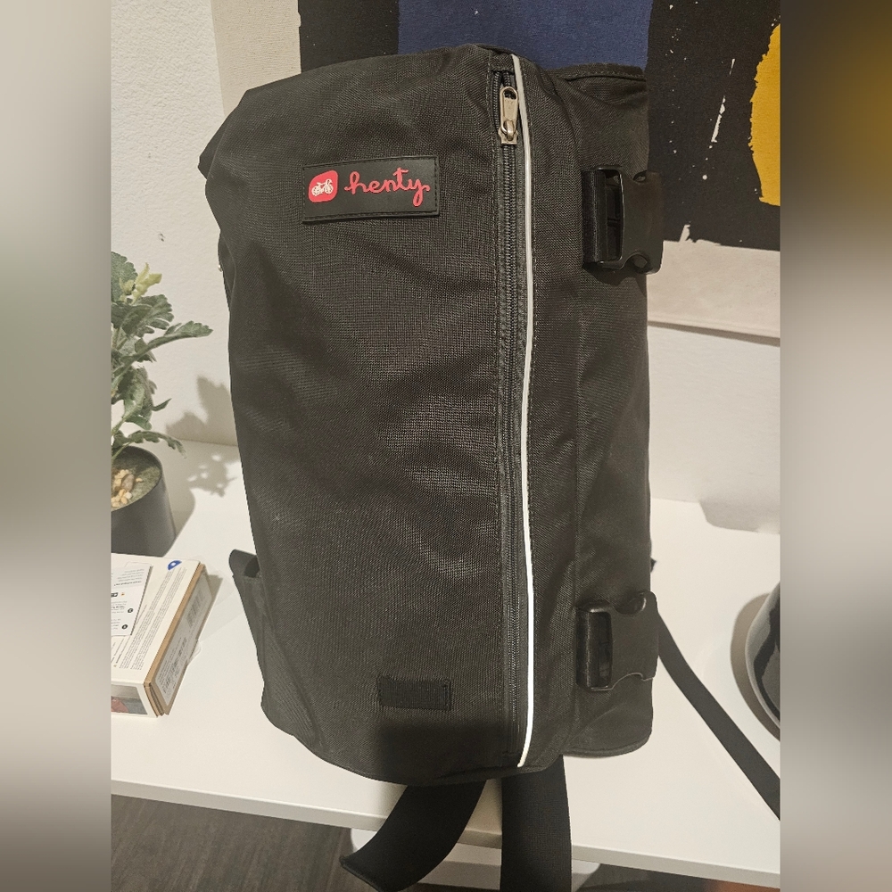 Henty CoPilot Messenger: Convertible Garment Bag, Black. Like New Condition